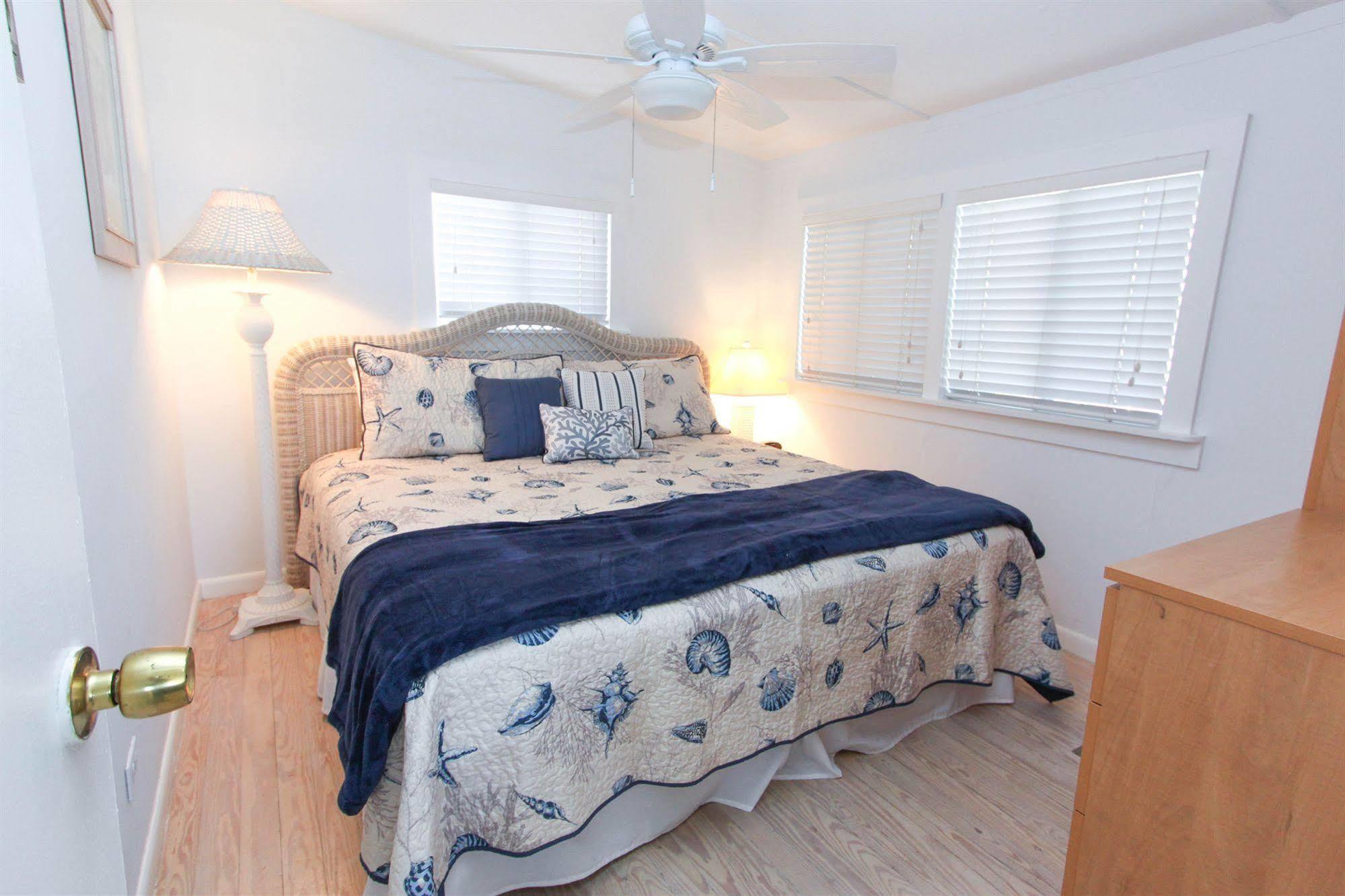 Gulf Breeze Cottages Sanibel Exterior photo