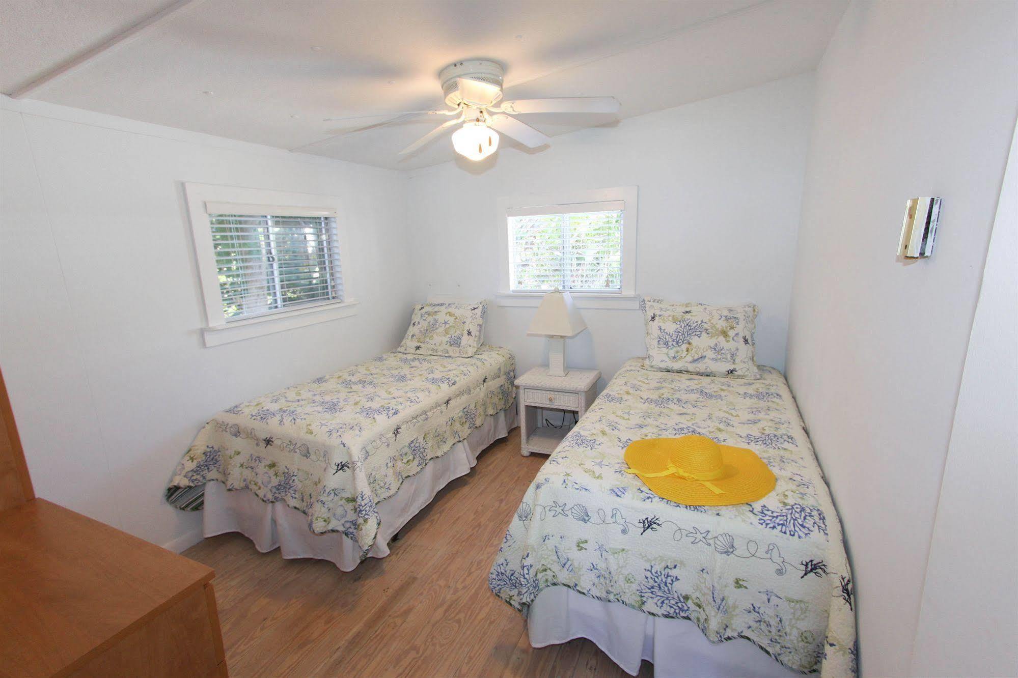 Gulf Breeze Cottages Sanibel Exterior photo