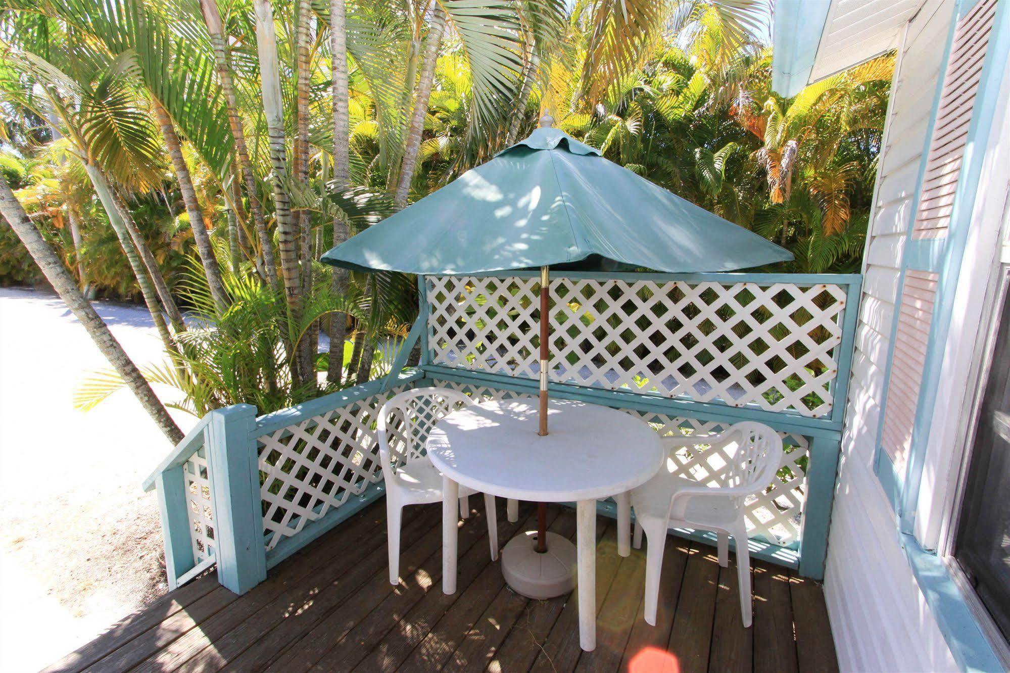 Gulf Breeze Cottages Sanibel Exterior photo